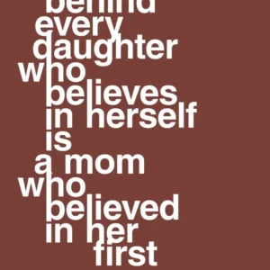 plakat: behind every daughter who believes herself is mom who believed her first - ruby pepper 60