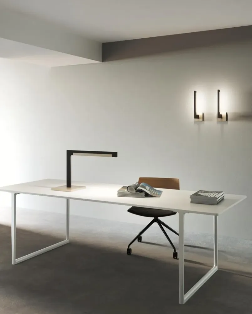 Inlay T2 Linear matsort satinsølv LED bordlampe