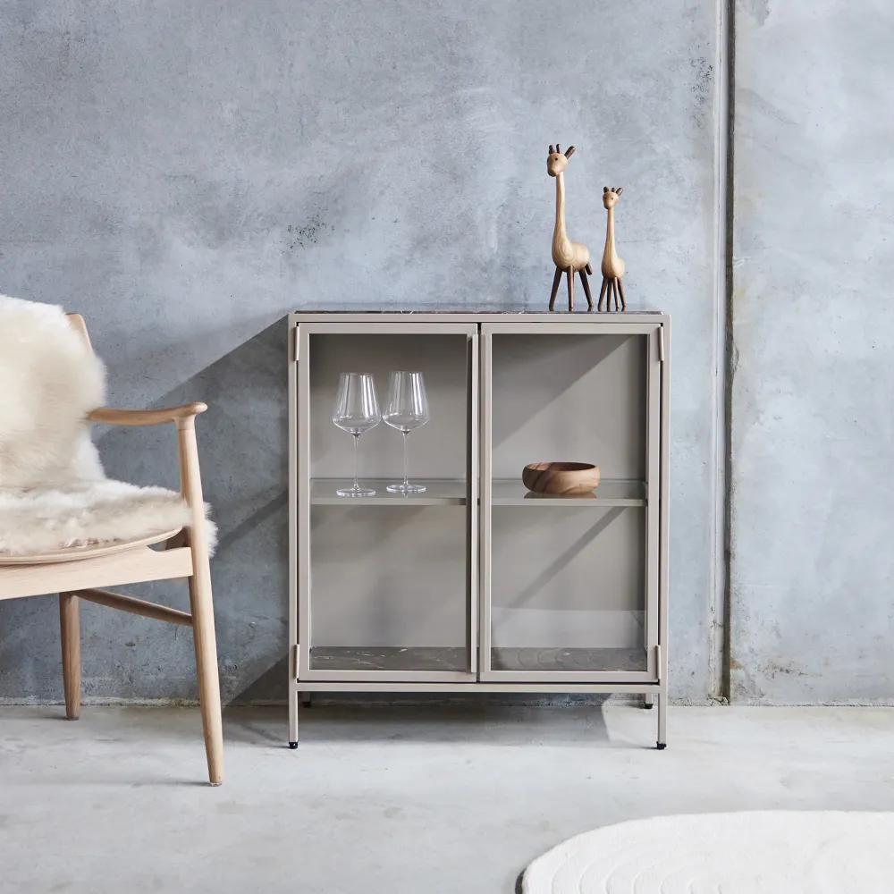 Mason II vitrineskab - lysebrun alloy Brun