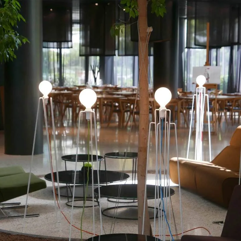 Model M2 gulvlampe fra Grupa Products Hvid