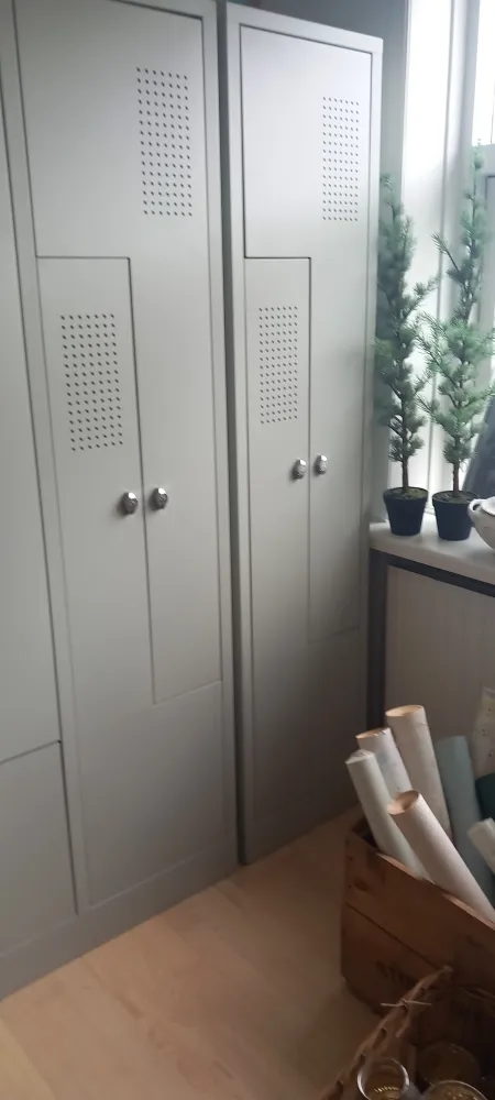 Omklædningsskab / Garderobeskab Z-model 2 rum. grå låger. På sokkel