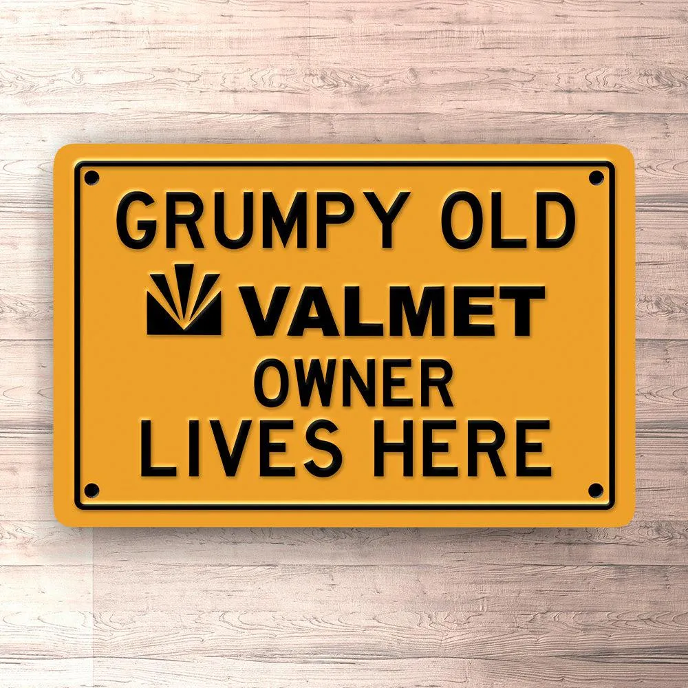 Valmet - Grumpy Aged Valmet Owner Lives Here Nr 2 Skilte, Musemåtte, Dørmåtte