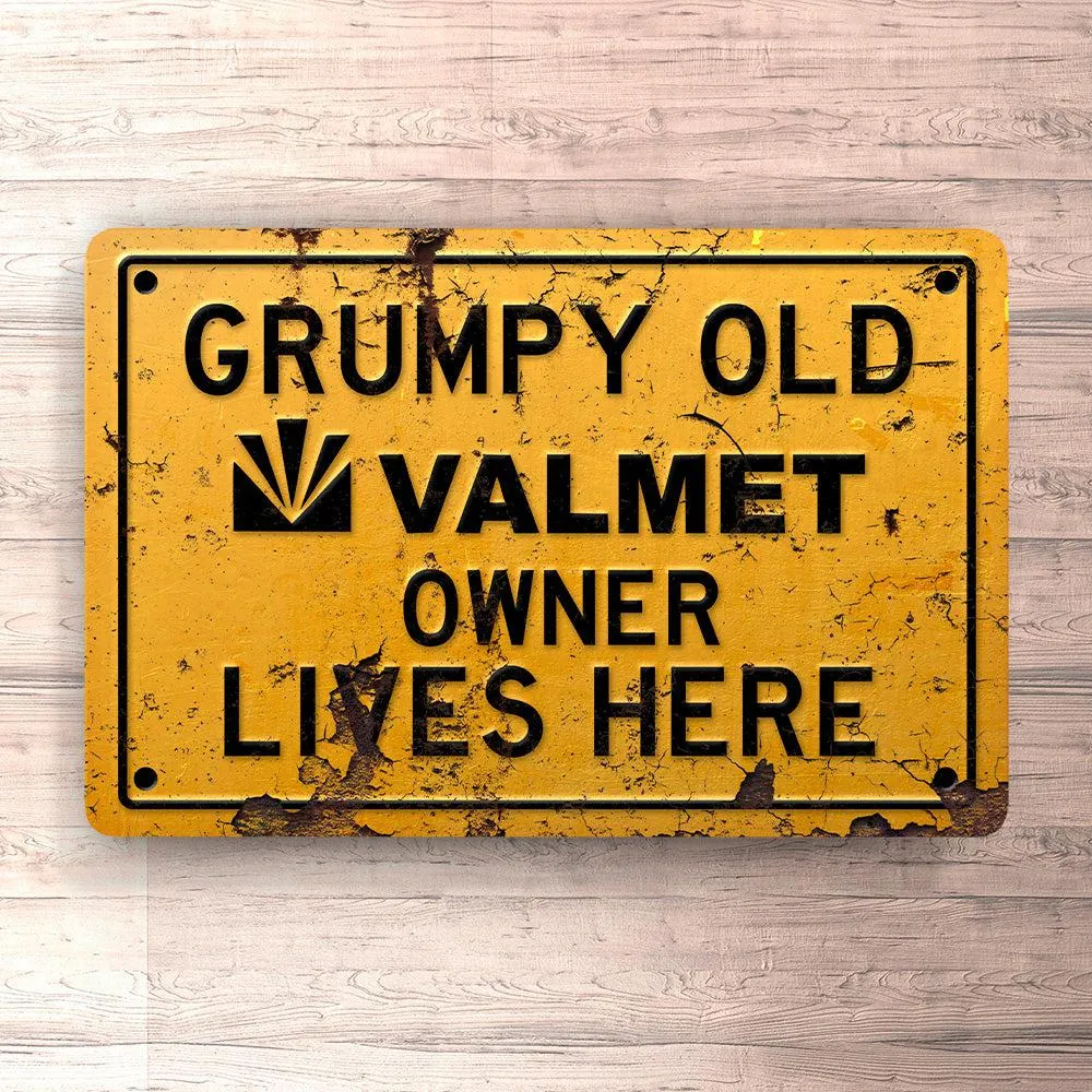 Valmet - Grumpy Aged Valmet Owner Lives Here Nr 2 Skilte, Musemåtte, Dørmåtte