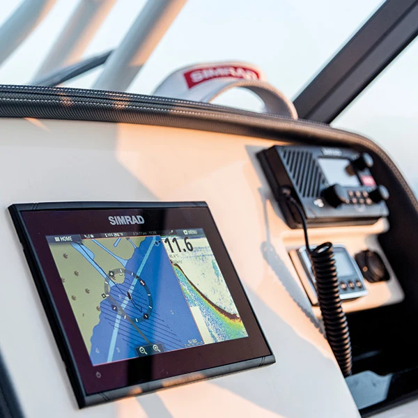 Simrad GO9 XSE, med 83/200 & 455/800 hdi hæk transducer